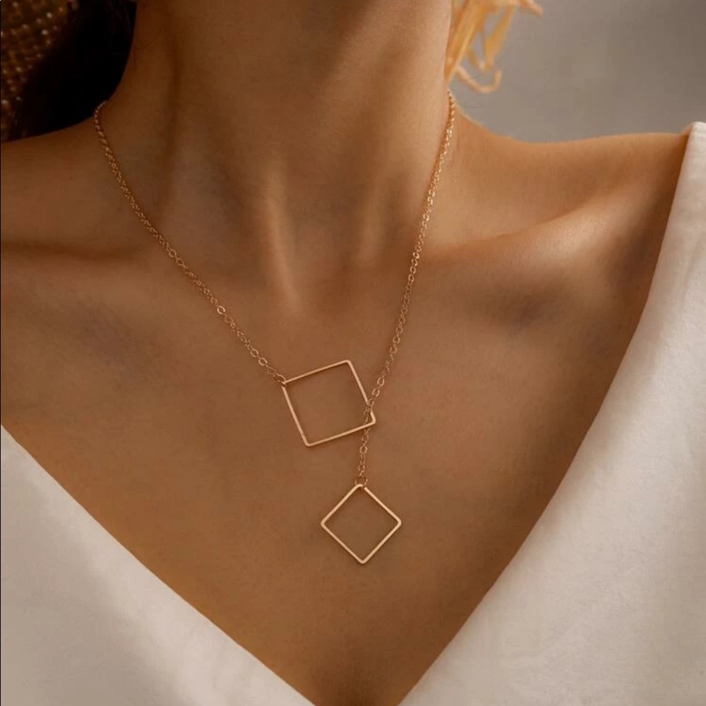 New Gold Tone Pedant Necklace